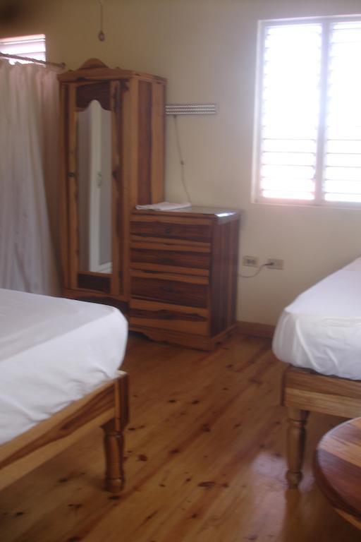 Finjam Cottage Port Antonio Room photo